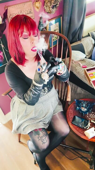 A Naughty secretary Tina Snua Dons Leathe Gloves, Jewellery & Chain Smokes 2 Cigarettes - Smoking Pantyhose
