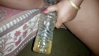 Ragazza sexy indiana piscia in bottiglia.