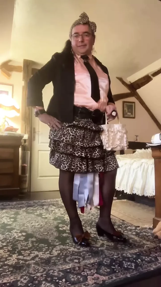 Dressed with a little leopard skirt with ruffles for a night out