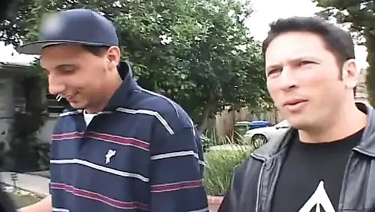 Sert darbeler ve ağzına çok boşalmalı vahşi grup seks partisi