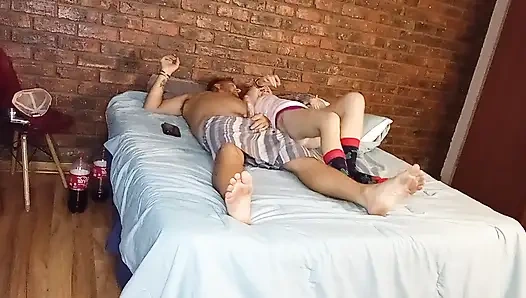 Горячая блондинка-наездница обратно трахает крошку с синими глазами