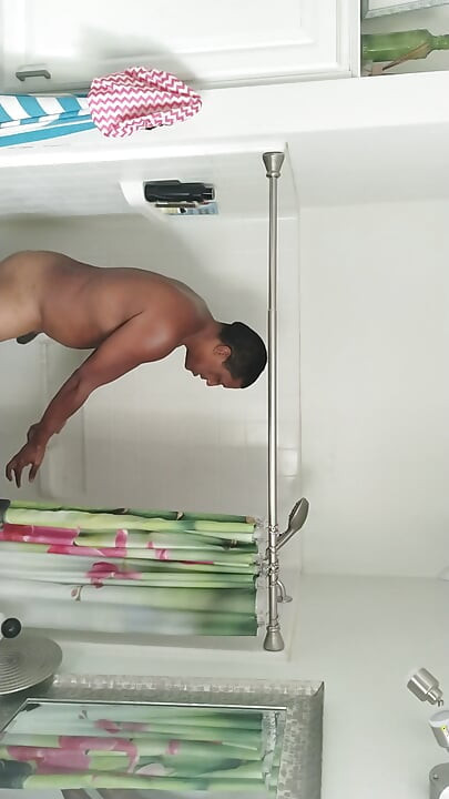 אורגיה קבוצתית לאחר קונבו ומקלחת