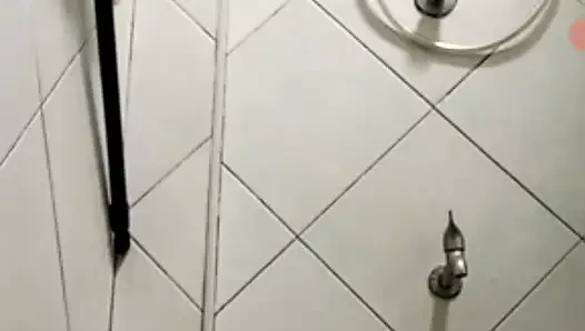Banyo yaparken sabah alışkanlığı görüntülü seks görüşmesi