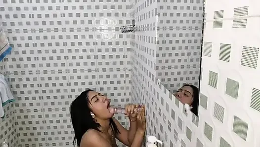 Pelacur diam-diam disetubuhi, di kamar mandi saudara tirinya
