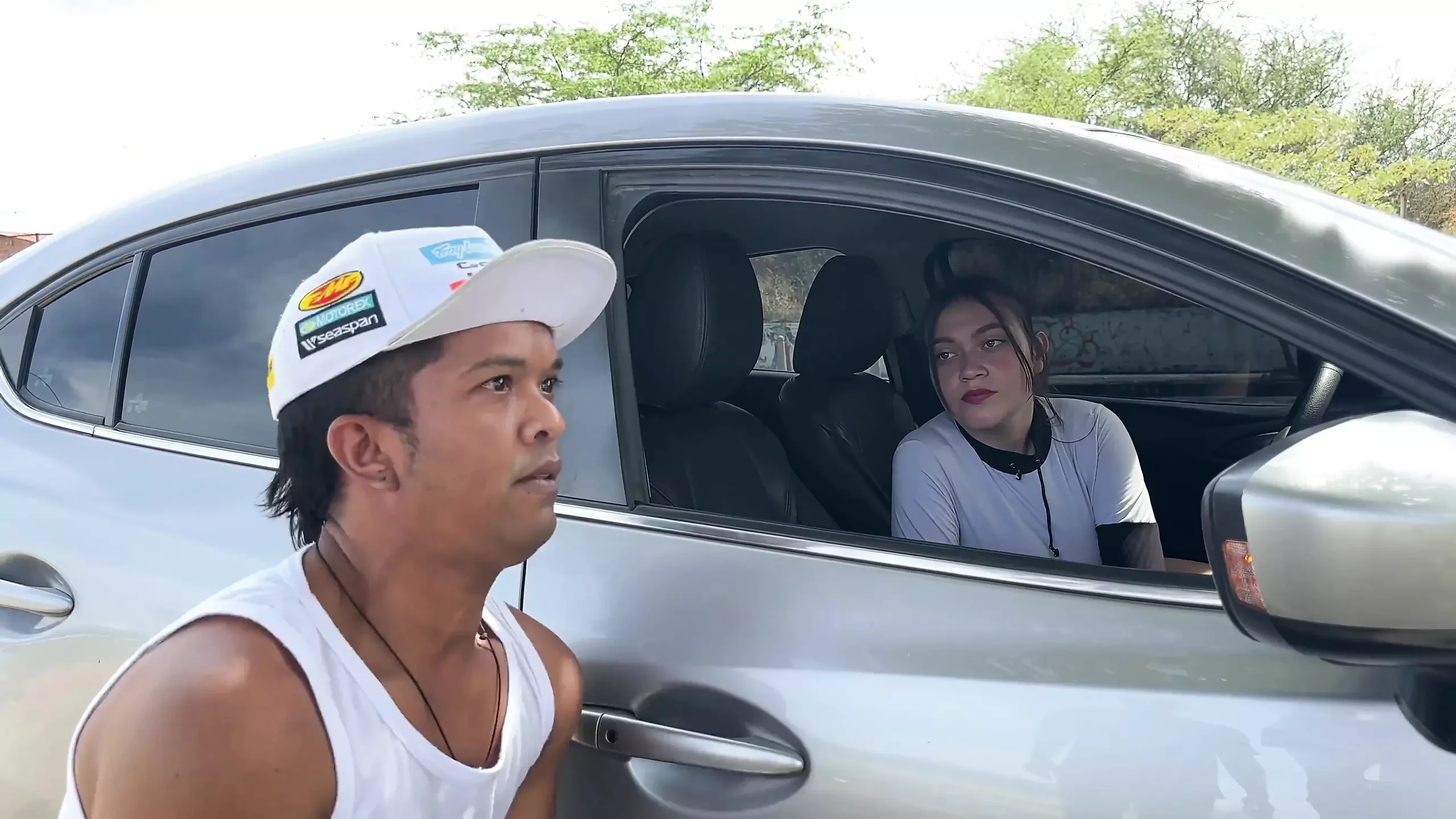 Eu realizei minha fantasia sexual com um anão que tem sua motocicleta presa no meio do nada