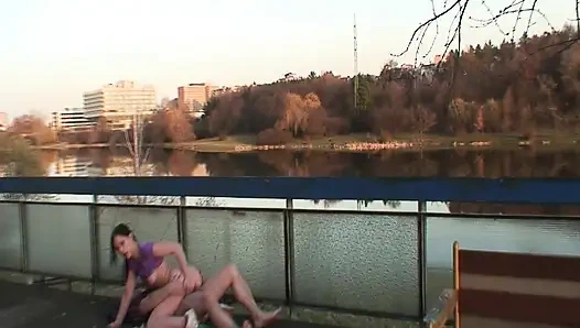 Heiße brünette wird von älterem typen im freien ausgefressen und gefingert