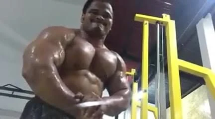Huge Thai bodybuilder flexing