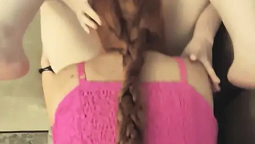 evli kadın arkadaşını kocasına veriyor ve üçlü seksle ödüllendiriliyor