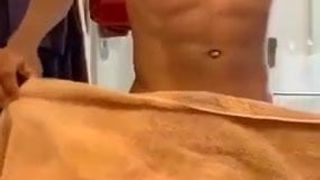 Slo mo d&#39;un mec laisse tomber une serviette balançant une énorme grosse bite accrochée