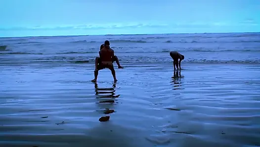 Большая задница на пляже с несколькими обнаженными женщинами занимаются сексом