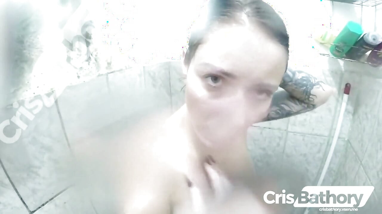 อาบน้ําเซ็กซี่และช่วยตัวเอง