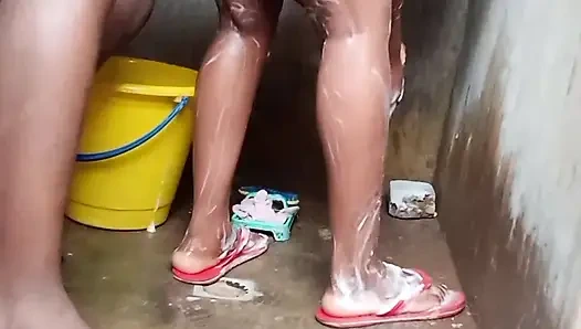 Geleneksel köy banyosunda ayakta seks, çok tatlı