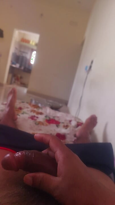 Bahut Sundar Gril Rahati  Hai Mere Parosh Me Aaj Ham Use Dekha O Kapara Dho Rahi Thi . Or Hame  bahut  Achhi lagi