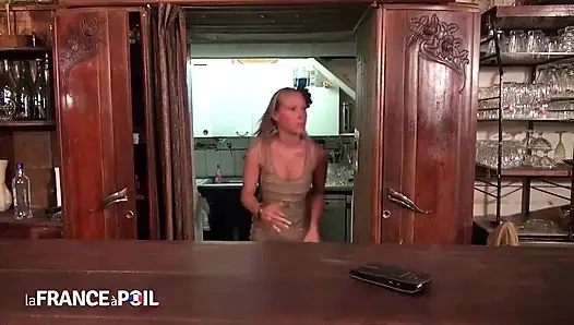 Sexy blondine zahlt reparaturmann mit muschi