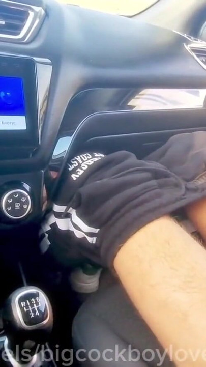 トラック運転手は高速道路でお互いにオナニーして射精し、大量の精液、大きなチンコ。 | クリップ 1