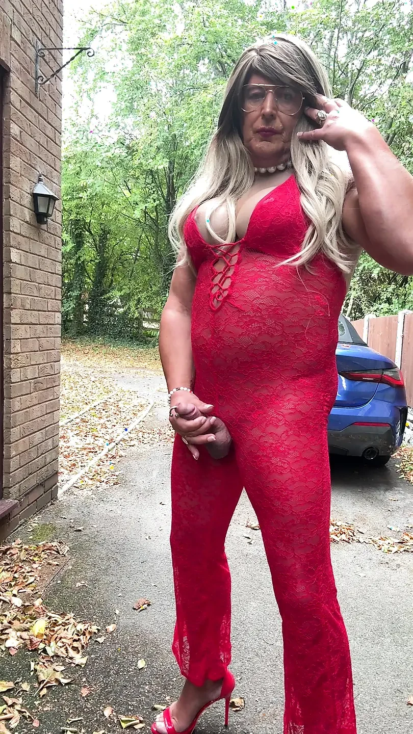 Seksowny Crossdresser kellycd2022 w seksownym czerwonym kombinezonie i szpilkach
