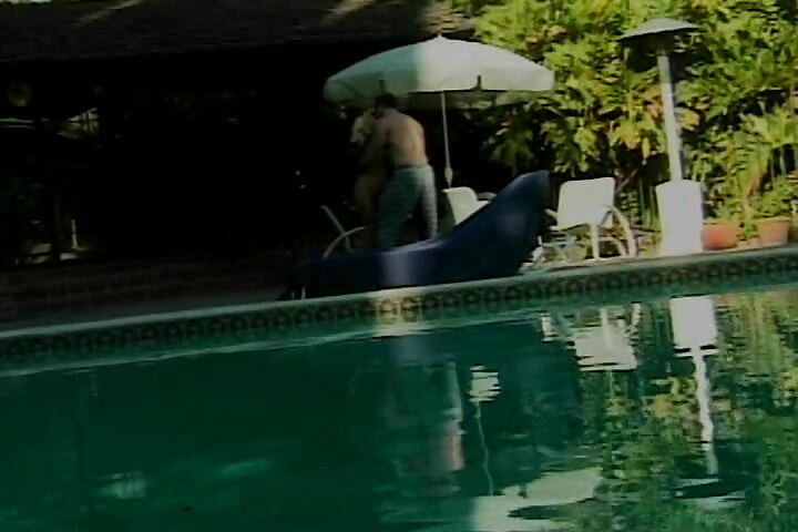 Increíble rubia recibe un facial después de follar al aire libre en la piscina