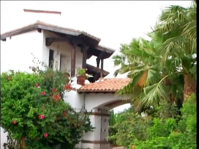 Impressionante beleza morena Alesha Bizart foi na sala de estar perto do Fire Place