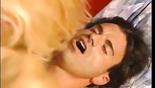 Blonde geile blondine ist zufrieden, als sein freund ihre nasse muschi leckt, bevor er gefickt wird