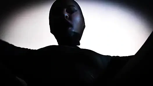 Одетая в нейлоне