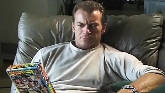 Горячая блондинка наслаждается страстным сексом на диване