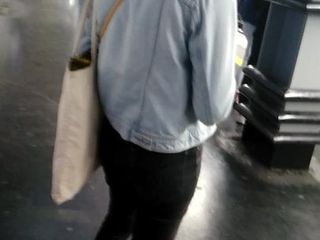Черная тугая джинсовая ждет в метро