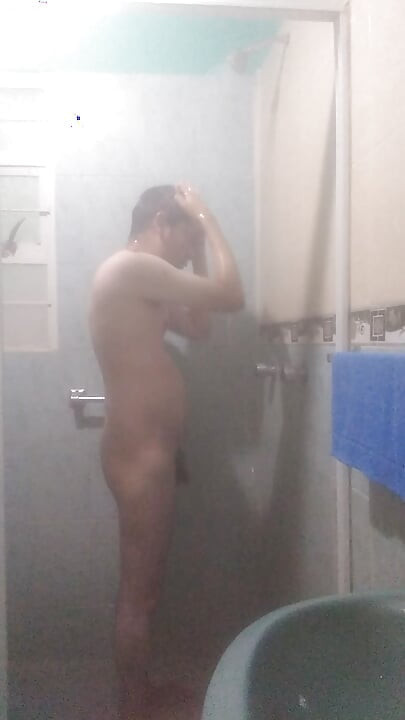 Férfi a zuhany alatt