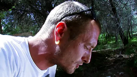 Сексуальная добыча в лесу для плохого и возбужденного мужика