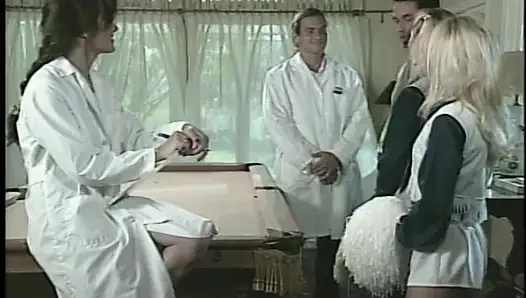 Ein paar brillante blondinen lutschen abspritzen an schwanz und schlucken sperma zusammen