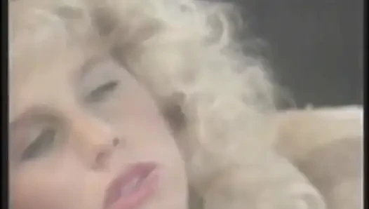 Cewek cantik rambut pirang dientot sambil ditonton pacarnya