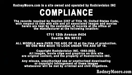 Klasik kız gonzo pornosu Taylor Rain yutuyor