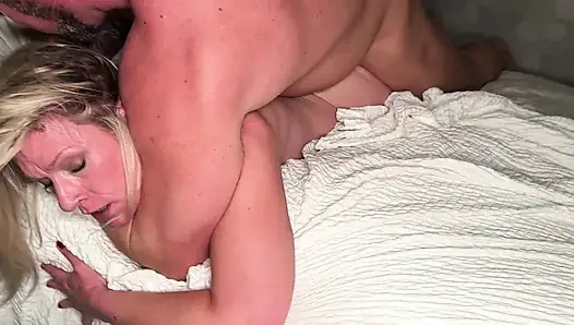 Межрасовая свингерская пара обменивается женами с подтянутой белой парой