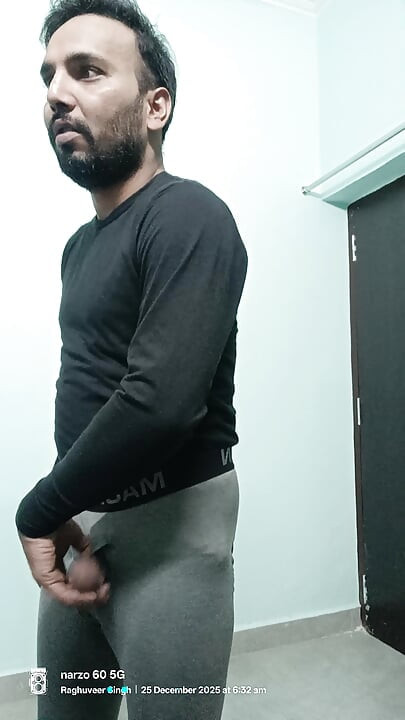 インド系デシ男性が隣の警察官の叔父とシャワーとマスターベーションショーを楽しむ