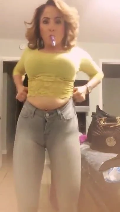 Une danseuse qui aime faire durcir les queues twerk