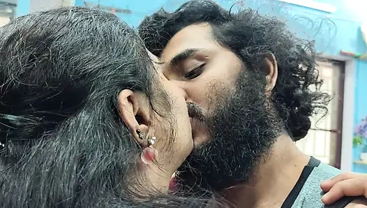 Çift dudak kilidi romantizmi, Malayalı ateşli çift dudak kilidi romantizmi