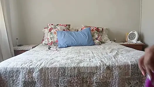 Tante seksi dengan toket besar lagi asik muasin memeknya pakai dildo sampai muncrat - pov