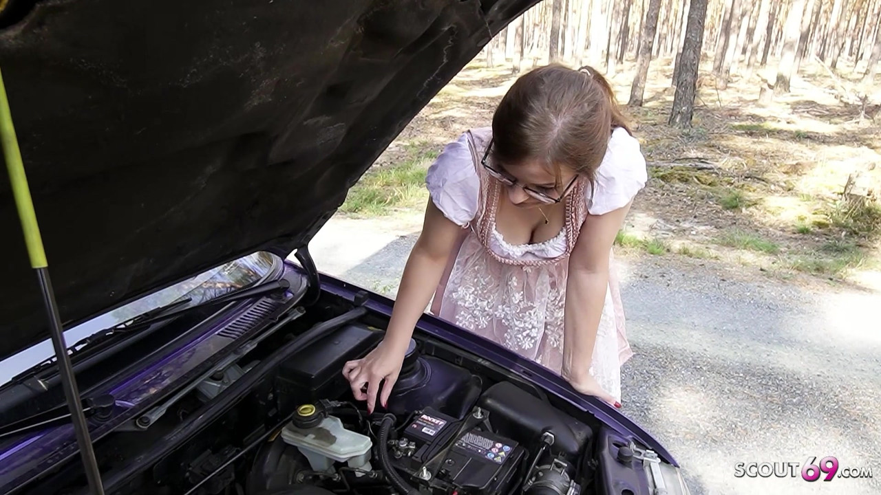 小柄なドイツのメガネガールTinyEmilyは、車の故障の助けのために見知らぬ人にファックを与える