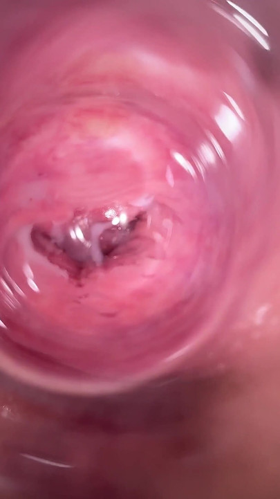 Adik tiriku nunjukin apa yang ada di dalam memeknya yang beda-beda