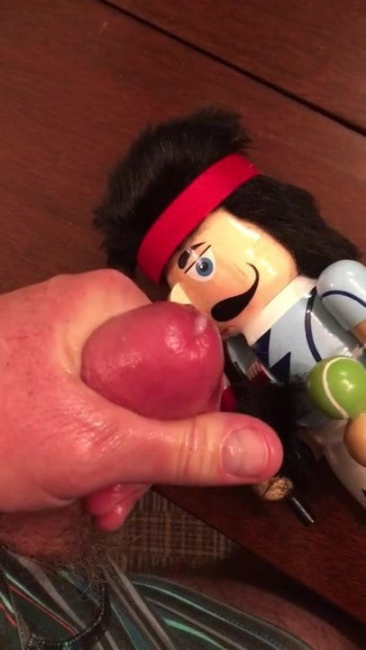 Nut cracker