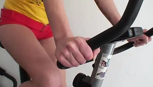 Memek cewek bejat ini dientot habis-habisan sampai lubangnya menganga lebar dan dicrot spekulasi di pesta seks liar