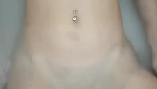 Играю с моей киской в ванне