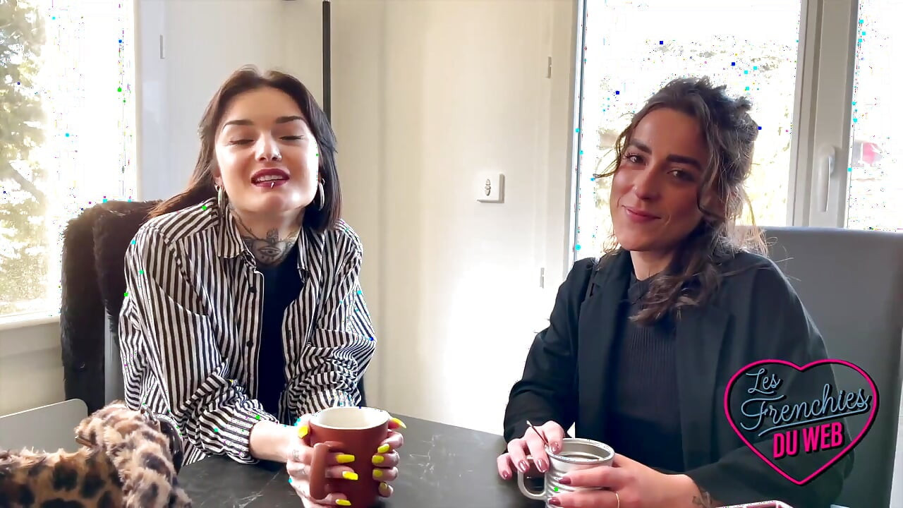 Manea y Crystal, dos lesbianas traviesas a las que les gusta comer polla