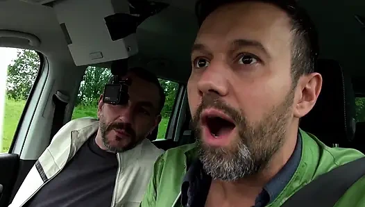 Tätowiertes küken mit dickem arsch wurde abgeschleppt und im auto gefickt