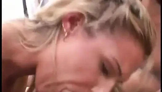 Schwarzer typ bekommt seinen monsterschwanz von zwei heißen blondinen gelutscht und fickt dann im vierer