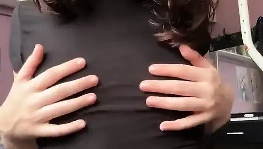 Yalnız minyon genç kız göğüslerini teşhir ediyor ve küçük göğüslerle oynuyor