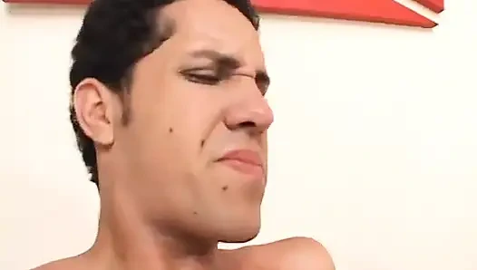 Cewek manis yang lagi sange ini dientot sama dua cowok sekaligus