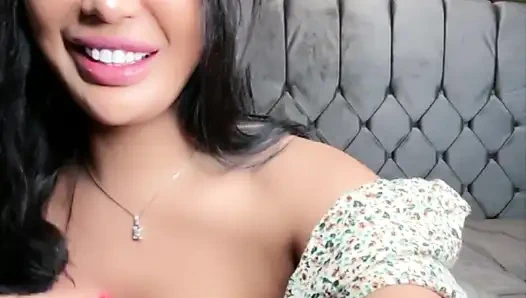 Model imut indoneaiia lagi asik masturbasi dan fingering memeknya