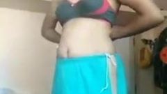 Bhabhi showing her body