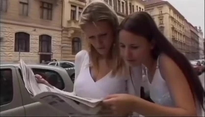 İki ateşli hatun ve iki büyük memeli adam grup seks yapıyor