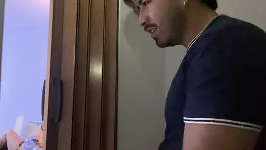 Üvey kuzenimin evini ziyarete geliyorum ve mastürbasyon yaparken beni dinledikten sonra sikişiyoruz